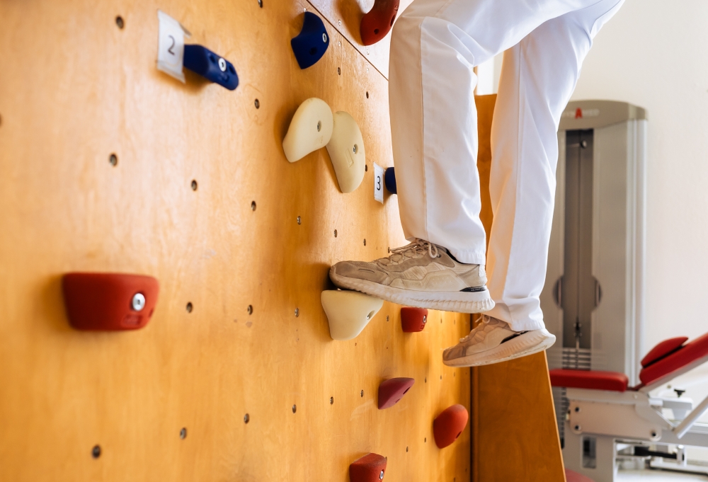 Bild der Kletterwand in der Praxis Braun Physiotherapie